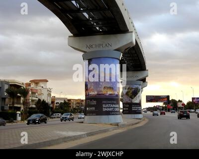 Kairo, Ägypten, 26. Januar 2024: Archplan entwickelt Werbung auf Kairoer Monorail-Säulen, Werbung Banner von Werbekampagnen und Service Stockfoto