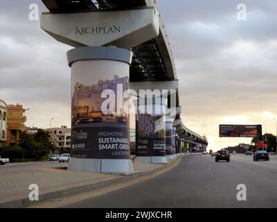 Kairo, Ägypten, 26. Januar 2024: Archplan entwickelt Werbung auf Kairoer Monorail-Säulen, Werbung Banner von Werbekampagnen und Service Stockfoto