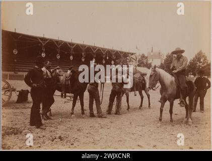 Hippodrom und Roulette-Skaten. „Buffalo Bill’s Wild West Show, Männer in Cowboy gekleidet, Paris (XVI-XVII. Arr.)“. Fotoclub von Paris. Albuminpapier zeichnet. Zwischen 1889 und 1912. Paris, Carnavalet Museum. 100481-14 Hippodrom, Roulette-Skaten Stockfoto