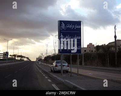 Kairo, Ägypten, 26. Januar 2024: Ein Straßenschild mit Fahrradweg, Sportweg, Parkzone, drei Bereiche Schild, Wanderweg für Fußgänger Stockfoto