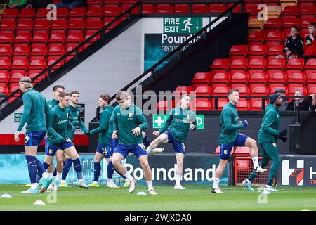 Walsall, Großbritannien. Februar 2024. Mansfield-Spieler, die sich vor dem Spiel der EFL Sky Bet League 2 zwischen Walsall und Mansfield Town am 17. Februar 2024 im Poundland Bescot Stadium in Walsall, England, aufwärmen. Foto von Stuart Leggett. Nur redaktionelle Verwendung, Lizenz für kommerzielle Nutzung erforderlich. Keine Verwendung bei Wetten, Spielen oder Publikationen eines einzelnen Clubs/einer Liga/eines Spielers. Quelle: UK Sports Pics Ltd/Alamy Live News Stockfoto