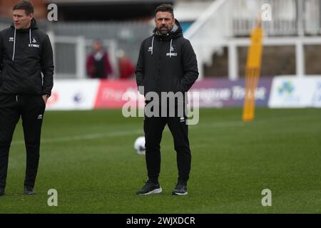 Kevin Phillips, Trainer von Hartlepool United, war am Samstag, den 17. Februar 2024, im Victoria Park in Hartlepool, im Spiel der Vanarama National League zwischen Hartlepool United und Boreham Wood. (Foto: Mark Fletcher | MI News) Credit: MI News & Sport /Alamy Live News Stockfoto