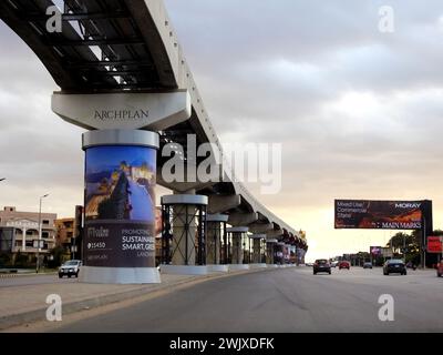 Kairo, Ägypten, 26. Januar 2024: Archplan entwickelt Werbung auf Kairoer Monorail-Säulen, Werbung Banner von Werbekampagnen und Service Stockfoto