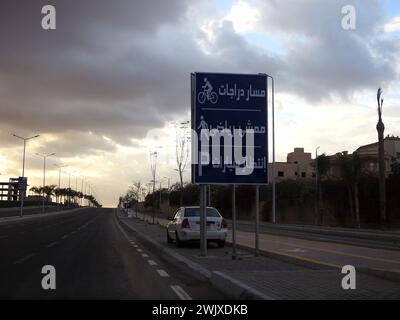 Kairo, Ägypten, 26. Januar 2024: Ein Straßenschild mit Fahrradweg, Sportweg, Parkzone, drei Bereiche Schild, Wanderweg für Fußgänger Stockfoto