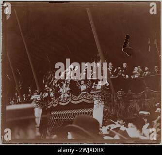 Besuch von Alphonse XIII. (1886-1941), König von Spanien. Offizielle Tribüne. Revue de Vincennes, Val-de-Marne. Photo Club de Paris. Aristotyp. Mai 1905. Paris, Carnavalet Museum. Paris, Carnavalet Museum. 100468-1 OFFIZIELLER BESUCH Stockfoto