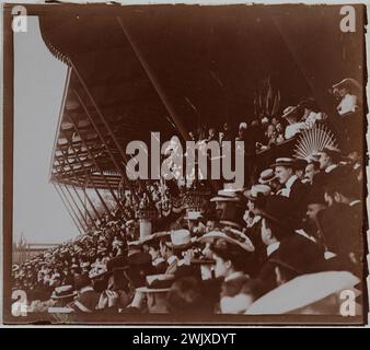 Besuch von Alphonse XIII. (1886-1941), König von Spanien. Offizielle Tribüne. Revue de Vincennes, Val-de-Marne. Photo Club de Paris. Aristotyp. Mai 1905. Paris, Carnavalet Museum. Paris, Carnavalet Museum. 100468-6 OFFIZIELLER BESUCH Stockfoto