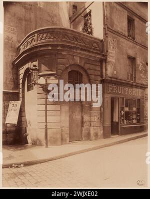 Atget, Eugène (Jean Eugène Auguste Atget, dit) (Nr. 1857-02-12-D.1927-08-04), Brunnen von Pot-de-Fer, auch Fontaine Mouffetard genannt, an der Ecke Rue du Pot-de-Fer und Rue Mouffetard 60, 5. Arrondissement, Paris. (Getreuer Titel), 1885. Zeichnen Sie auf Albuminpapier. Carnavalet Museum, Geschichte von Paris. Stockfoto