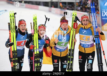 17. Februar 2024, Tschechische Republik, Nove Mesto Na Morave: Biathlon, Weltmeisterschaften, 4 x 6 km Staffel, Frauen. Janina Hettich-Walz (von links) aus Deutschland feiert mit Sophia Schneider, Selina Grotian und Vanessa Voigt den dritten Platz. Foto: Hendrik Schmidt/dpa Stockfoto