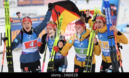 17. Februar 2024, Tschechische Republik, Nove Mesto Na Morave: Biathlon, Weltmeisterschaften, Staffel 4 x 6 km, Frauen. Biathlon, Weltmeisterschaften, 4 x 6 km Staffel, Frauen. Janina Hettich-Walz (von links) aus Deutschland feiert mit Sophia Schneider, Selina Grotian und Vanessa Voigt den dritten Platz. Foto: Hendrik Schmidt/dpa Stockfoto
