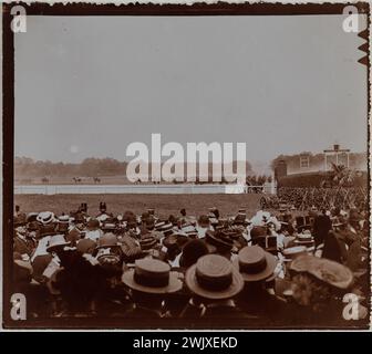 Besuch von Alphonse XIII. (1886-1941), König von Spanien. Menge. Revue de Vincennes, Val-de-Marne. Photo Club de Paris. Aristotyp. Mai 1905. Paris, Carnavalet Museum. Paris, Carnavalet Museum. 100468-7 OFFIZIELLER BESUCH Stockfoto