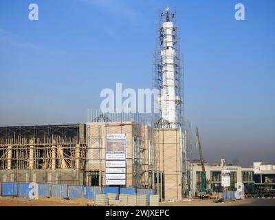 Kairo, Ägypten, 20. Januar 2024: Baustelle einer neuen Moschee mit einer Stahlkonstruktion der Kuppel und Gerüste entlang des Minaretts des Masji Stockfoto