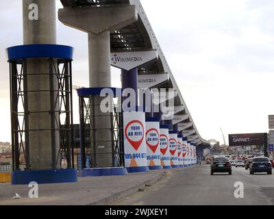 Kairo, Ägypten, 26. Januar 2024: Wikimedia Ihre Anzeige hier Werbung auf Säulen der Monorail Kairo, Werbung Banner von Werbekampagnen und Ser Stockfoto