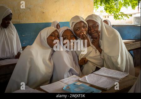 Vier muslimische Mädchen in ihrem Klassenzimmer an der Jambiani Secondary School in Jambiani, Sansibar, Tansania. Stockfoto