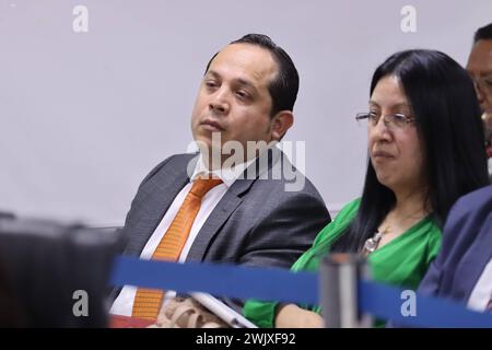 UIO POSTULANTES DEFENSOR DEL PUEBLO Quito, 17 de febrero. Candidatos a Defensor del Pueblo llegaron hasta las instalaciones del CPCCS con el fin de rendir el examen. Catedraticos y veedores acompanaron el proceso de casos que deberan resolver los postulantes. API / HAMILTON LOPEZ Quito Pichincha Ecuador POL-UIOPOSTULANTESDEFENSORDELPUEBLO-09fed93e82377d218b74a19c2e9b5939 *** UIO POSTULANTES DEFENSOR DEL PUEBLO Quito, Februar 17 Kandidaten für den Ombudsmann kamen bei den CPCCS-Einrichtungen an, um die Prüfung catedo procomarcos de sorveores abzulegen Stockfoto