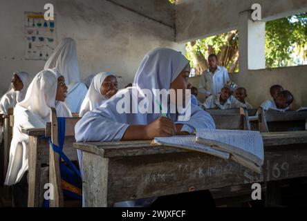 Ein muslimisches Mädchen und andere männliche und weibliche Schüler in einem Englischkurs an der Jambiani Secondary School in Jambiani, Sansibar, Tansania. Stockfoto