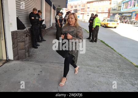 UIO POSTULANTES DEFENSOR DEL PUEBLO Quito, 17 de febrero. Candidatos a Defensor del Pueblo llegaron hasta las instalaciones del CPCCS con el fin de rendir el examen. Catedraticos y veedores acompanaron el proceso de casos que deberan resolver los postulantes. Veedora Cumanda Crespo. API / HAMILTON LOPEZ Quito Pichincha Ecuador POL-UIOPOSTULANTESDEFENSORDELPUEBLO-7b494bbeba22f1418ba5a451f1124 *** UIO POSTULANTES DEFENSOR DEL PUEBLO Quito, Februar 17 Kandidaten für den Ombudsmann kamen in den CPCCS-Einrichtungen, um die Prüfung Catedraticos panores abzulegen Stockfoto