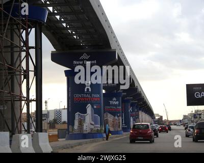 Kairo, Ägypten, 26. Januar 2024: Neue Veranstaltungsentwicklung, Werbung für Central Park Downtown auf Säulen der Cairo Monorail, Werbebanner für Werbebanner Stockfoto