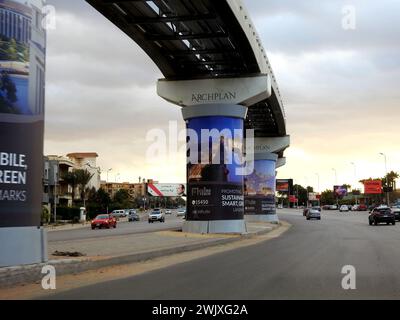 Kairo, Ägypten, 26. Januar 2024: Archplan entwickelt Werbung auf Kairoer Monorail-Säulen, Werbung Banner von Werbekampagnen und Service Stockfoto