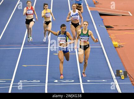 Birmingham, Großbritannien. Februar 2024. YEARGIN Nicole und MCHUGH Tess in den 400-m-Läufen der Frauen während der Microplus UK Leichtathletik-Hallenmeisterschaften in der Utilita Arena in Birmingham, Großbritannien. Quelle: LFP/Alamy Live News Stockfoto