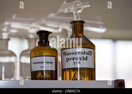 Wasserstoffperoxid und Ammoniak, altes chemisches Labor, Deutschland, Europa Stockfoto