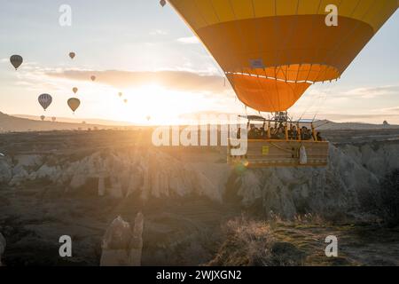 Göreme's Dawn: Eine Symphonie der Ballons bei Kappadokien's Sunrise Stockfoto