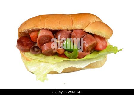 Teilweise geschnittenes Hotdog-Brötchen mit Scheiben von gegrilltem Rinderwurst, genannt wiener (Wiener Wurst) und frankfurter Frank, mit Tomatenscheiben, o Stockfoto