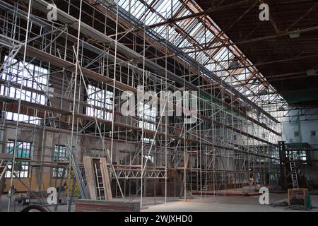 Alte Maschinenhalle mit Gerüst gestützt, ehemaliges Stahlwerk Henrichshütte, Hattingen, Landkreis Ruhr, Nordrhein-Westfalen, Deutschland, Europa Stockfoto