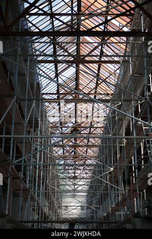 Alte Maschinenhalle mit Gerüst gestützt, ehemaliges Stahlwerk Henrichshütte, Hattingen, Landkreis Ruhr, Nordrhein-Westfalen, Deutschland, Europa Stockfoto