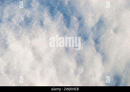 Frischer, sauberer weißer Schneehintergrund. Winter Hintergrund mit gefrorenen Schneeflocken und Schneehügeln. Schneeklumpen. Saisonale Landschaftsdetails. Kaltes Wetter Stockfoto