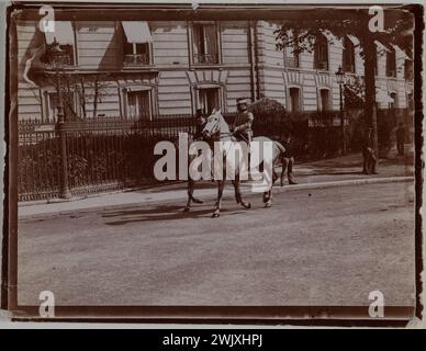 Besuch von Alphonse XIII. (1886-1941), König von Spanien oder Edouard VII. (1841-1910), König des Vereinigten Königreichs. Zwei Fahrer, Paris. Photo Club de Paris. Aristotyp. Zwischen 1903 und 1905. Paris, Musée Carnavalet. 100467-26 OFFIZIELLER BESUCH Stockfoto