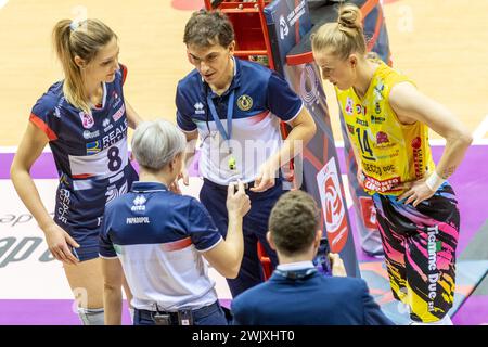 Triest, Italien. Februar 2024. Während des FinalFour Italian Cup Frecciarossa 2024 Spiel zwischen Prosecco Doc Imoco Conegliano und Fenera Chieri '76 in PalaTrieste, Triest, Italien am Februar 2024 während des Halbfinals - Prosecco Doc Imoco Conegliano vs reale Mutua Fenera Chieri 76, Volleyball Italian Women Cup Match in Triest, Italien, 17. Februar 2024 Credit: Unabhängige Fotoagentur/Alamy Live News Stockfoto