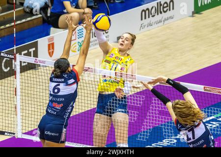 Triest, Italien. Februar 2024. Während des FinalFour Italian Cup Frecciarossa 2024 Spiel zwischen Prosecco Doc Imoco Conegliano und Fenera Chieri '76 in PalaTrieste, Triest, Italien am Februar 2024 während des Halbfinals - Prosecco Doc Imoco Conegliano vs reale Mutua Fenera Chieri 76, Volleyball Italian Women Cup Match in Triest, Italien, 17. Februar 2024 Credit: Unabhängige Fotoagentur/Alamy Live News Stockfoto