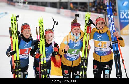 17. Februar 2024, Tschechische Republik, Nove Mesto Na Morave: Biathlon, Weltmeisterschaften, 4 x 6 km Staffel, Frauen. Janina Hettich-Walz (von links) aus Deutschland, Sophia Schneider, Selina Grotian und Vanessa Voigt freuen sich über ihre Bronzemedaille. Foto: Hendrik Schmidt/dpa Stockfoto