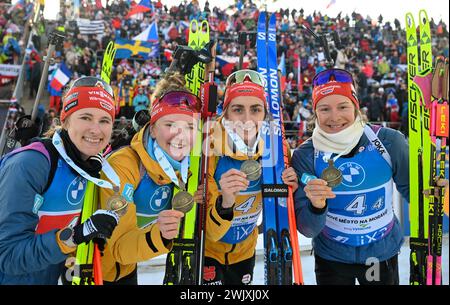 17. Februar 2024, Tschechische Republik, Nove Mesto Na Morave: Biathlon, Weltmeisterschaften, 4 x 6 km Staffel, Frauen. Janina Hettich-Walz (von links) aus Deutschland, Selina Grotian, Vanessa Voigt und Sophia Schneider freuen sich über ihre Bronzemedaille. Foto: Hendrik Schmidt/dpa Stockfoto