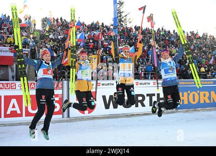 17. Februar 2024, Tschechische Republik, Nove Mesto Na Morave: Biathlon, Weltmeisterschaften, 4 x 6 km Staffel, Frauen. Janina Hettich-Walz (von links) aus Deutschland, Selina Grotian, Vanessa Voigt und Sophia Schneider freuen sich über ihre Bronzemedaille. Foto: Hendrik Schmidt/dpa Stockfoto