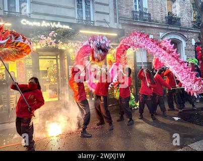 © PHOTOPQR/LE PARISIEN/Delphine Goldsztejn ; Paris ; 11/02/2024 ; Nouvel an chinois 2024 et l'année du Dragon de Bois Le Nouvel an chinois, vietnamien (la fête du Têt), coréen, singapourien, malaisien, indonésien et philippin, Plus Communément appelé Nouvel an lunaire Le Nouvel an lunaire à Paris, qui a lieu cette année le samedi 10 février 2024, EST la promesse de défilés grandioses avec dragons et feux de Bengale. Sur la Photo, des pétards sont allumés. Selon la Tradition chinoise, les détonations effrayent les mauvais esprits, les chassant loin des demeures. 195 Av. De Choisy, 75013 Par Stockfoto