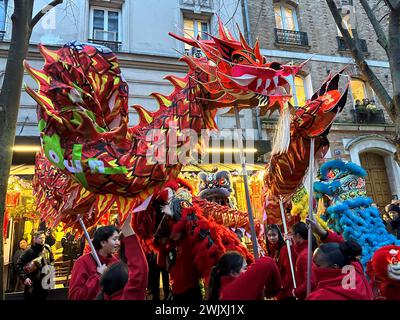 © PHOTOPQR/LE PARISIEN/Delphine Goldsztejn ; Paris ; 11/02/2024 ; Nouvel an chinois 2024 et l'année du Dragon de Bois Le Nouvel an chinois, vietnamien (la fête du Têt), coréen, singapourien, malaisien, indonésien et philippin, Plus Communément appelé Nouvel an lunaire Le Nouvel an lunaire à Paris, qui a lieu cette année le samedi 10 février 2024, EST la promesse de défilés grandioses avec dragons et feux de Bengale. 195 Av. De Choisy, 75013 Paris Le 11/02/2024 Foto: Delphine Goldsztejn - Chinesisches Neujahr 2024 und das Jahr des Holzdrachen in Paris 11 Februar 2023 Stockfoto