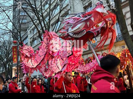 © PHOTOPQR/LE PARISIEN/Delphine Goldsztejn ; Paris ; 11/02/2024 ; Nouvel an chinois 2024 et l'année du Dragon de Bois Le Nouvel an chinois, vietnamien (la fête du Têt), coréen, singapourien, malaisien, indonésien et philippin, Plus Communément appelé Nouvel an lunaire Le Nouvel an lunaire à Paris, qui a lieu cette année le samedi 10 février 2024, EST la promesse de défilés grandioses avec dragons et feux de Bengale. 195 Av. De Choisy, 75013 Paris Le 11/02/2024 Foto: Delphine Goldsztejn - Chinesisches Neujahr 2024 und das Jahr des Holzdrachen in Paris 11 Februar 2023 Stockfoto