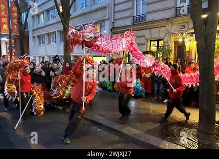 © PHOTOPQR/LE PARISIEN/Delphine Goldsztejn ; Paris ; 11/02/2024 ; Nouvel an chinois 2024 et l'année du Dragon de Bois Le Nouvel an chinois, vietnamien (la fête du Têt), coréen, singapourien, malaisien, indonésien et philippin, Plus Communément appelé Nouvel an lunaire Le Nouvel an lunaire à Paris, qui a lieu cette année le samedi 10 février 2024, EST la promesse de défilés grandioses avec dragons et feux de Bengale. 195 Av. De Choisy, 75013 Paris Le 11/02/2024 Foto: Delphine Goldsztejn - Chinesisches Neujahr 2024 und das Jahr des Holzdrachen in Paris 11 Februar 2023 Stockfoto