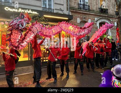 © PHOTOPQR/LE PARISIEN/Delphine Goldsztejn ; Paris ; 11/02/2024 ; Nouvel an chinois 2024 et l'année du Dragon de Bois Le Nouvel an chinois, vietnamien (la fête du Têt), coréen, singapourien, malaisien, indonésien et philippin, Plus Communément appelé Nouvel an lunaire Le Nouvel an lunaire à Paris, qui a lieu cette année le samedi 10 février 2024, EST la promesse de défilés grandioses avec dragons et feux de Bengale. 195 Av. De Choisy, 75013 Paris Le 11/02/2024 Foto: Delphine Goldsztejn - Chinesisches Neujahr 2024 und das Jahr des Holzdrachen in Paris 11 Februar 2023 Stockfoto