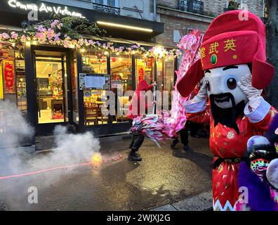 © PHOTOPQR/LE PARISIEN/Delphine Goldsztejn ; Paris ; 11/02/2024 ; Nouvel an chinois 2024 et l'année du Dragon de Bois Le Nouvel an chinois, vietnamien (la fête du Têt), coréen, singapourien, malaisien, indonésien et philippin, Plus Communément appelé Nouvel an lunaire Le Nouvel an lunaire à Paris, qui a lieu cette année le samedi 10 février 2024, EST la promesse de défilés grandioses avec dragons et feux de Bengale. Sur la Photo, des pétards sont allumés. Selon la Tradition chinoise, les détonations effrayent les mauvais esprits, les chassant loin des demeures. 195 Av. De Choisy, 75013 Par Stockfoto