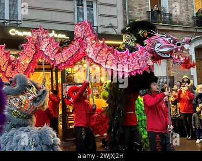 © PHOTOPQR/LE PARISIEN/Delphine Goldsztejn ; Paris ; 11/02/2024 ; Nouvel an chinois 2024 et l'année du Dragon de Bois Le Nouvel an chinois, vietnamien (la fête du Têt), coréen, singapourien, malaisien, indonésien et philippin, Plus Communément appelé Nouvel an lunaire Le Nouvel an lunaire à Paris, qui a lieu cette année le samedi 10 février 2024, EST la promesse de défilés grandioses avec dragons et feux de Bengale. 195 Av. De Choisy, 75013 Paris Le 11/02/2024 Foto: Delphine Goldsztejn - Chinesisches Neujahr 2024 und das Jahr des Holzdrachen in Paris 11 Februar 2023 Stockfoto