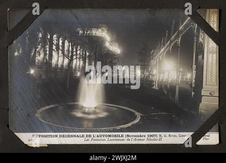 Paris Album ansehen. Diplom in der Automobilausstellung. Postkarte. Editionen ND Phot. 1907. Museum der Schönen Künste der Stadt Paris, Petit Palais. Annies 1900, Automobil, Belle Epoque, elektrische Beleuchtung, Ausstellung, Grand Palais, Transportmittel, Nacht, Transport, Fahrzeug, VIIIEM VIII 8. 8. 8. 8. Arrondissement, Auto, Nachtsicht Stockfoto