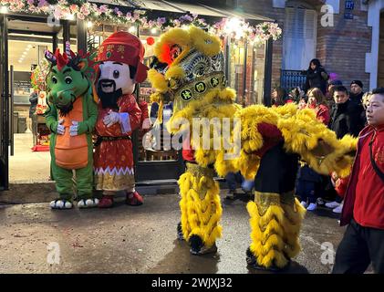 © PHOTOPQR/LE PARISIEN/Delphine Goldsztejn ; Paris ; 11/02/2024 ; Nouvel an chinois 2024 et l'année du Dragon de Bois Le Nouvel an chinois, vietnamien (la fête du Têt), coréen, singapourien, malaisien, indonésien et philippin, Plus Communément appelé Nouvel an lunaire Le Nouvel an lunaire à Paris, qui a lieu cette année le samedi 10 février 2024, EST la promesse de défilés grandioses avec dragons et feux de Bengale. 195 Av. De Choisy, 75013 Paris Le 11/02/2024 Foto: Delphine Goldsztejn - Chinesisches Neujahr 2024 und das Jahr des Holzdrachen in Paris 11 Februar 2023 Stockfoto