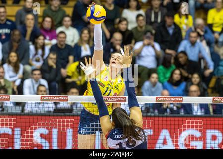 Triest, Italien. Februar 2024. Fast Isabelle Haak (Prosecco Doc Imoco Conegliano) während des FinalFour Italian Cup Frecciarossa 2024 Spiel zwischen Prosecco Doc Imoco Conegliano und Fenera Chieri '76 in PalaTrieste, Triest, Italien am Februar 2024 während des Halbfinals - Prosecco Doc Imoco Conegliano vs reale Mutua Fenera Chieri 76, italienisches Volleyball-Pokalspiel in Triest, Italien, 17. Februar 2024 Credit: Independent Photo Agency/Alamy Live News Stockfoto