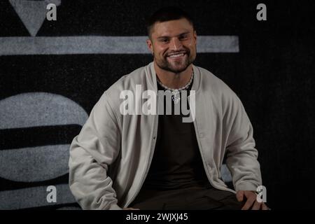 Februar 2024; Las Vegas, Nevada, USA; Houston Texans Linebacker Blake Cashman (53) während der Autogrammunterschriften am GLD-Stand in der NFL Fan Experience im Super Bowl LVIII. obligatorischer Credit: Stan Szeto - Image of Sport Stockfoto