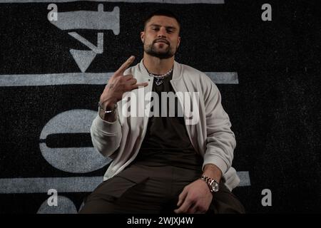 Februar 2024; Las Vegas, Nevada, USA; Houston Texans Linebacker Blake Cashman (53) während der Autogrammunterschriften am GLD-Stand in der NFL Fan Experience im Super Bowl LVIII. obligatorischer Credit: Stan Szeto - Image of Sport Stockfoto