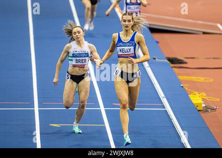 Utilita Arena, Birmingham, Großbritannien. Februar 2024. 2023 Microplus UK Leichtathletik Indoor Championships Tag 1; Hannah Kelly von Bolton United Harriers schlägt Hannah Brier von Swansea Harriers in der Hitze der 400 m Credit: Action Plus Sports/Alamy Live News Stockfoto