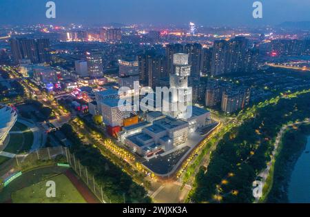 (240217) -- GUANGZHOU, 17. Februar 2024 (Xinhua) -- ein Luftdrohnenfoto vom 8. August 2019 zeigt einen Stadtanblick in Foshan, südchinesischer Provinz Guangdong. Der Großraum Guangdong-Hongkong-Macao ist eine der offensten Gebiete Chinas mit wirtschaftlicher Vitalität. Die größere Bucht besteht aus neun Städten in der Provinz Guangdong, darunter Guangzhou, Shenzhen, Zhuhai, Foshan, Huizhou, Dongguan, Zhongshan, Jiangmen und Zhaoqing sowie zwei Sonderverwaltungsregionen Hongkong und Macau. (Foto: Tang Dongtao/Xinhua) Stockfoto