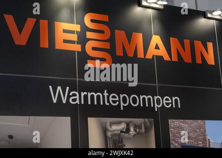 Brüssel, Belgien Februar 2024. Das Bild zeigt das Viessmann-Logo am Eröffnungstag der Ausgabe 2024 von Batibouw (64. Ausgabe), der jährlichen Ausstellung für Gebäude, Renovierung und Dekoration in Brüssel, Samstag, den 17. Februar 2024. Batibouw 2024 findet vom 17. Bis 25. Februar statt. BELGA FOTO NICOLAS MAETERLINCK Credit: Belga News Agency/Alamy Live News Stockfoto